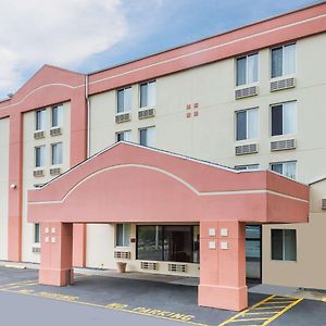 Super 8 By Wyndham Danbury